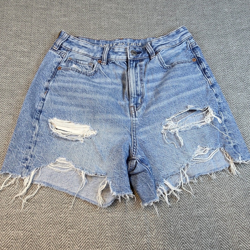 American Eagle Womens High Waisted Distressed Denim Shorts Light Wash Size 4